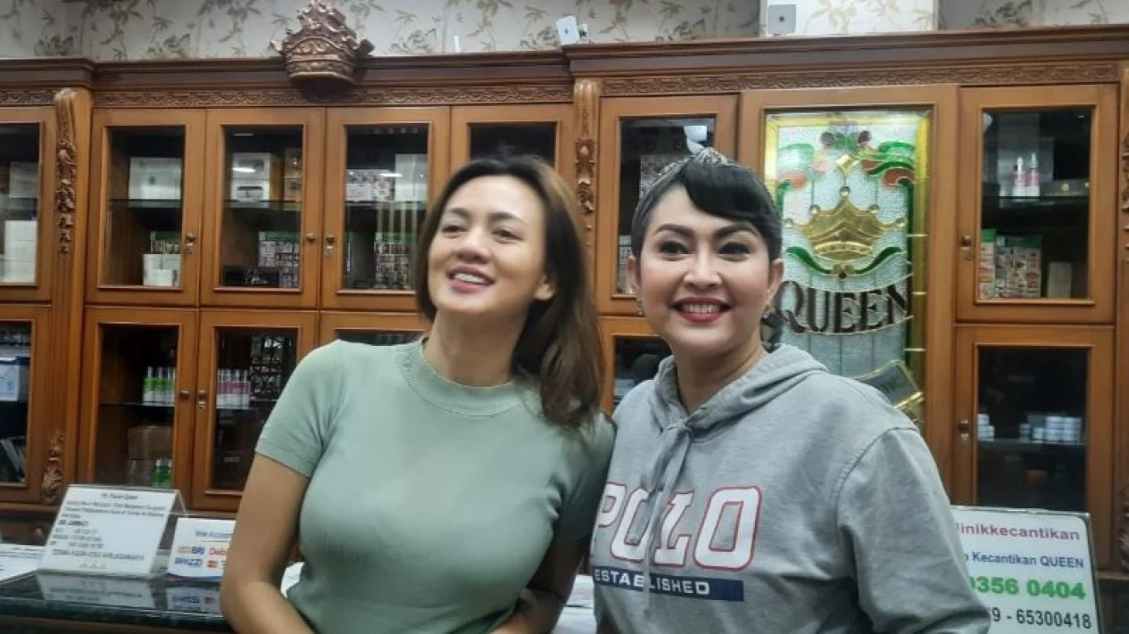 https://queenplasticsurgery.id/wp-content/uploads/2024/06/63a97f445f0b8-yeyen-lidya-dan-ratna-listy_1265_711.webp