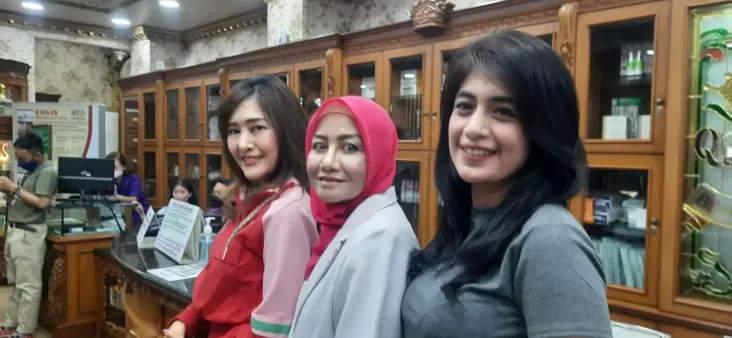 https://queenplasticsurgery.id/wp-content/uploads/2024/06/alami-wajah-kering-karena-sorot-lampu-helena-seinca-rutin-lakukan-perawatan-ini-fxo.webp