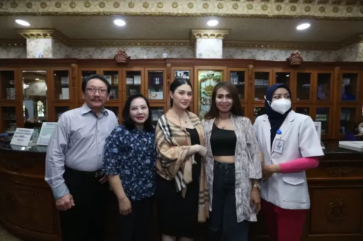 https://queenplasticsurgery.id/wp-content/uploads/2024/06/kulit-wajah-doris-dan-putri-callebaut-terlihat-awet-muda-di-usia-senja-ini-rahasianya-lke.webp