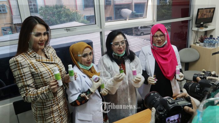 https://queenplasticsurgery.id/wp-content/uploads/2024/06/nita-thalia-ajak-wartawan-kunjungi-pabrik-dqueena-cosmetic_20200910_154132.jpg