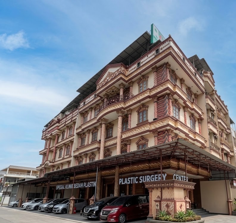 Gedung Klinik Utama QUEEN dengan papan Plastic Surgery Center